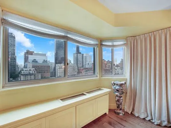 401 East 65th Street image 2 of 12
