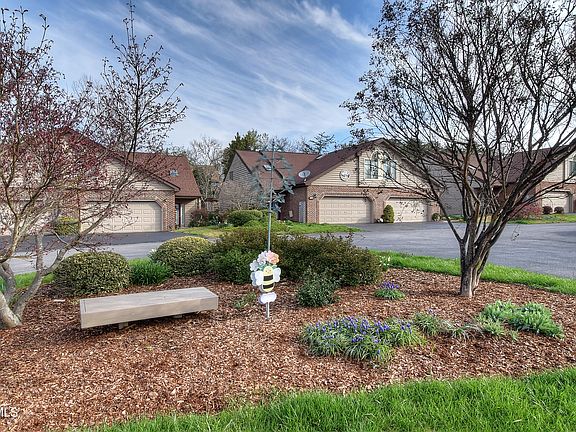 3rd image of 270 Willowbend Pl