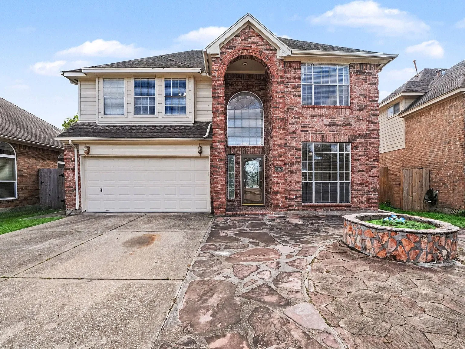 4 bed, 2.5 bath, 2285 sqft, $2,500 — Photo 1