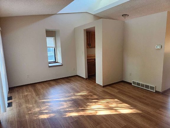 3rd image of 146 Lois Dr