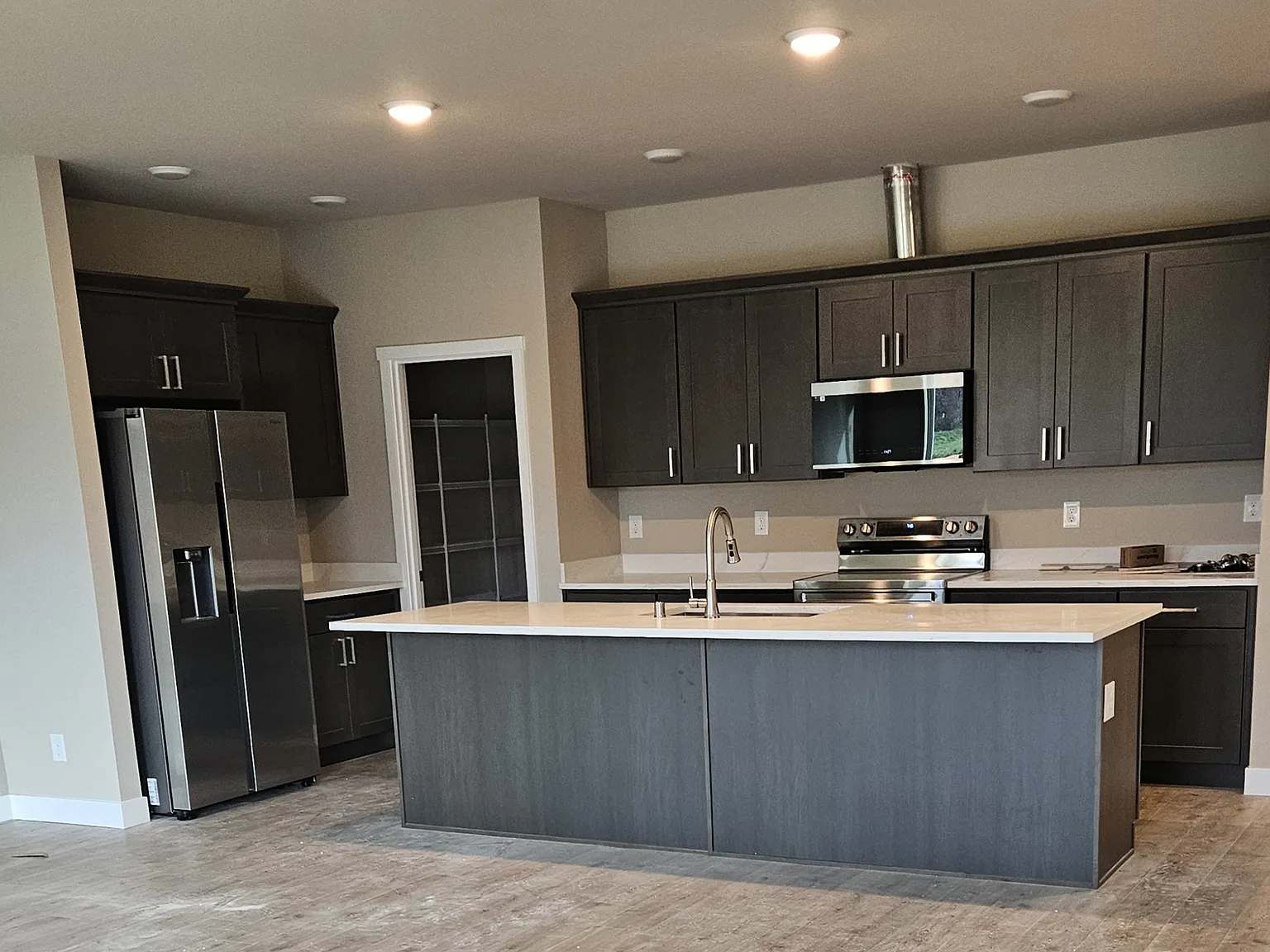 4 bed, 2.5 bath, 2270 sqft, $3,000 — Photo 4