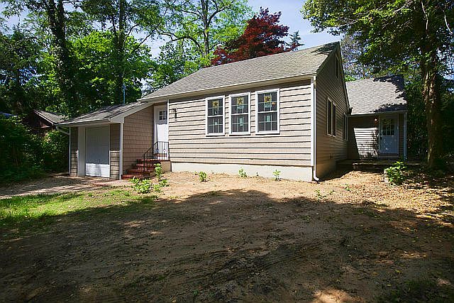 1st image of 10 Eastport Dr