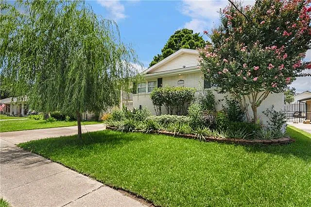 3 bed, 2.0 bath, 1900 sqft, $3,000 — Photo 1
