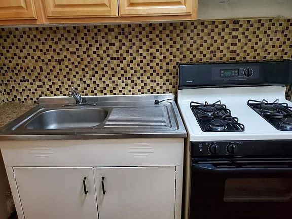 2nd image of 921 42nd St APT 1F