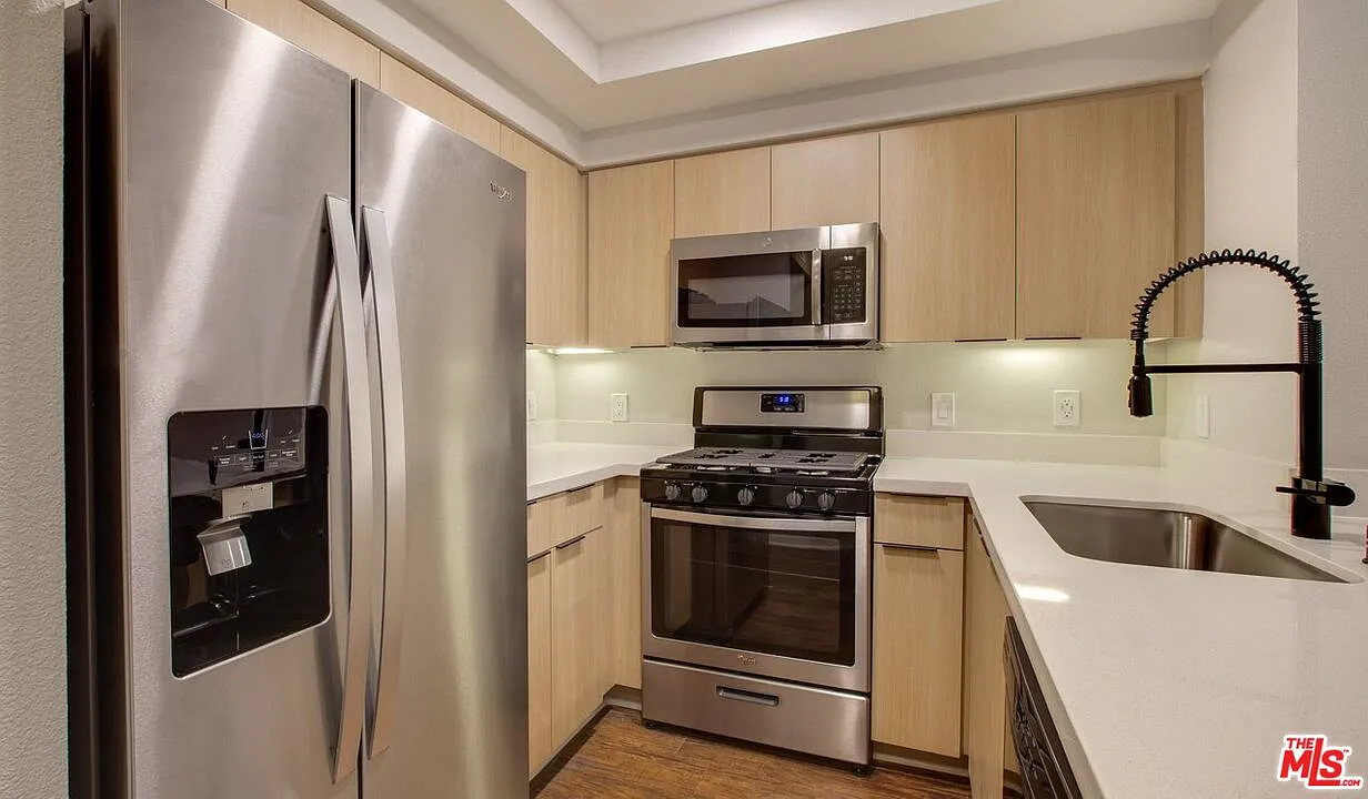 2 bed, 2.0 bath, 1016 sqft, $3,929 — Photo 2