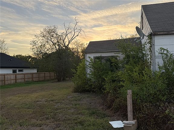 2nd image of 400 S Brazos Ave