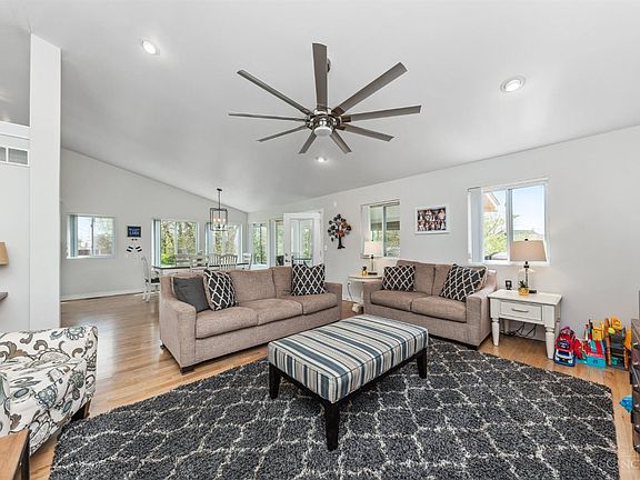 3rd image of 636 Waynoka Dr