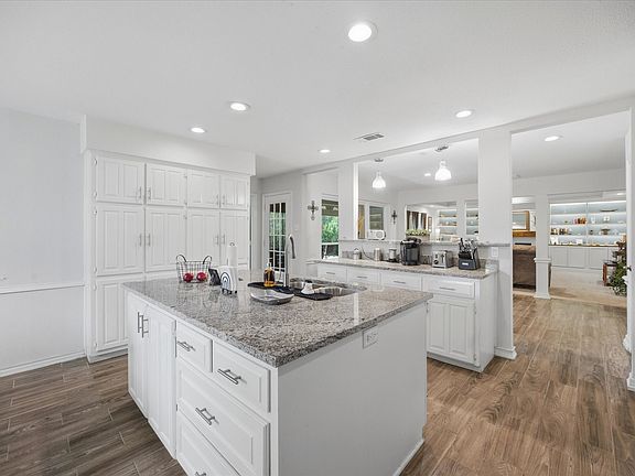5th image of 1123 Bayshore Dr