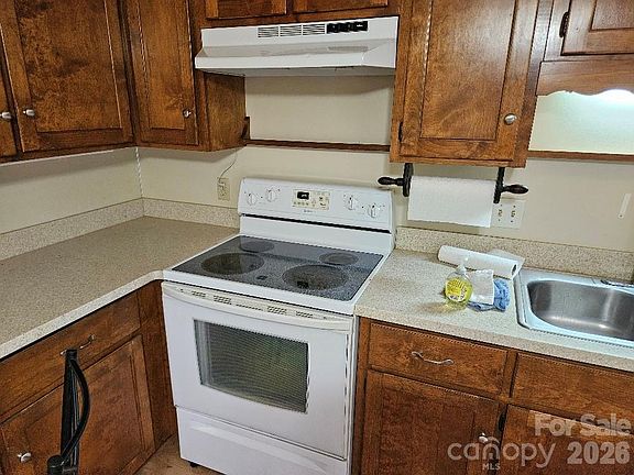 3rd image of 221 Pointe Cir