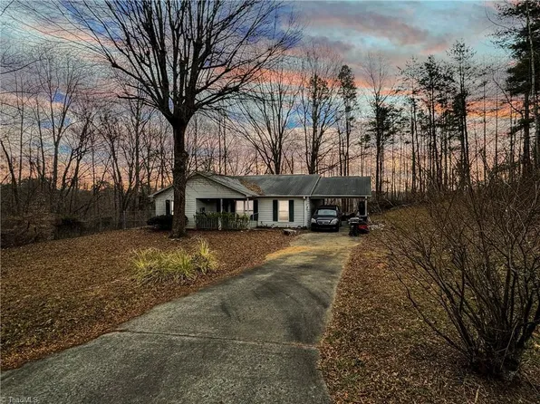 5761 Davis Rd, Walkertown, NC 27051