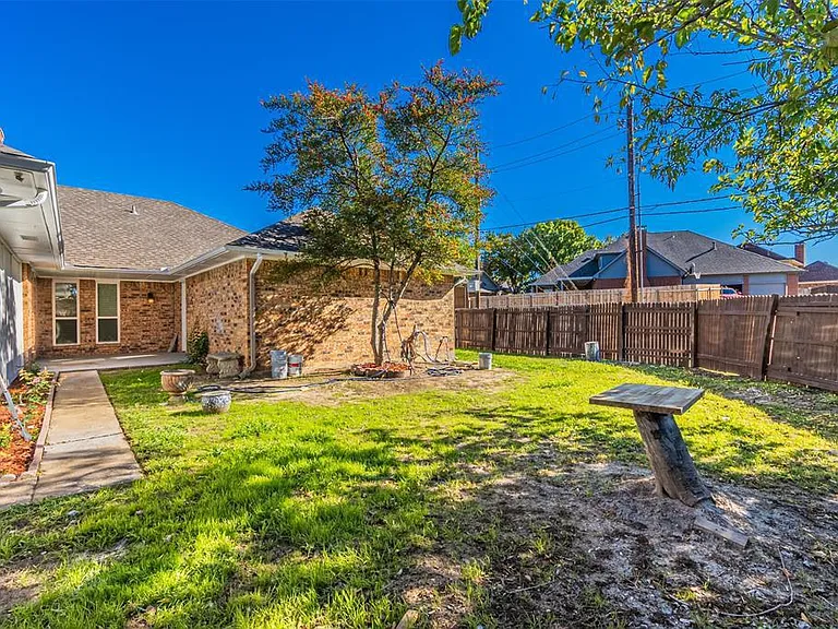 2801 Cambridgeshire Dr — Photo 36