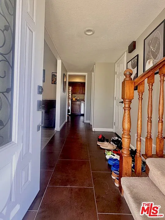 5 bed, 2.5 bath, 2150 sqft, $5,200 — Photo 2