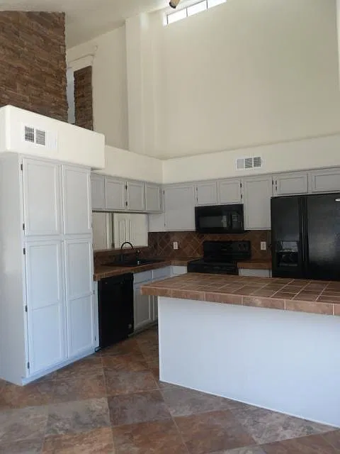 3 bed, 1632 sqft, $2,400 — Photo 3