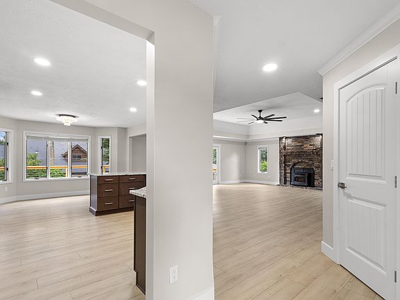 5th image of 4081 E Kingsbury Street