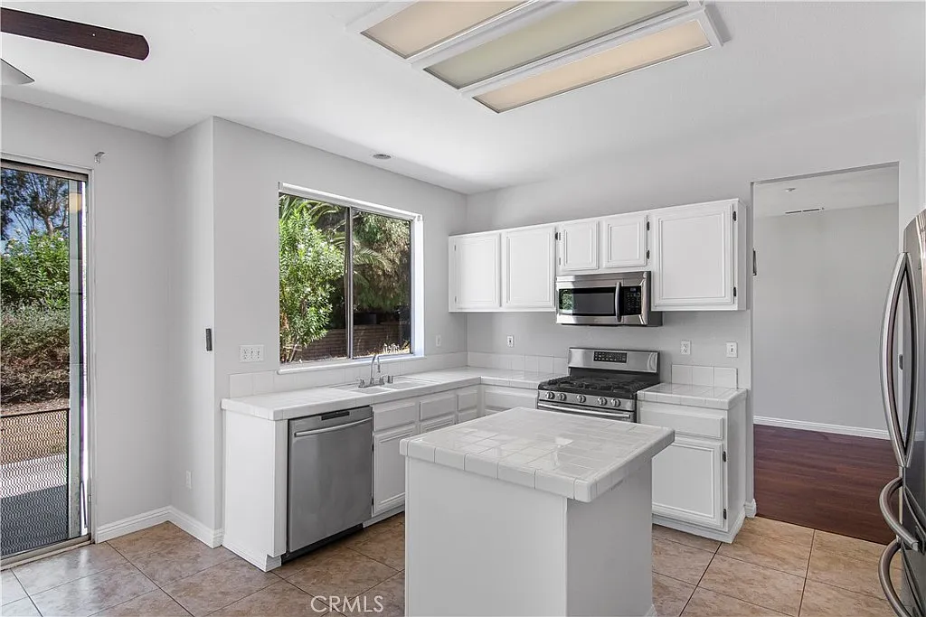 4 bed, 2995 sqft, $3,695 — Photo 4