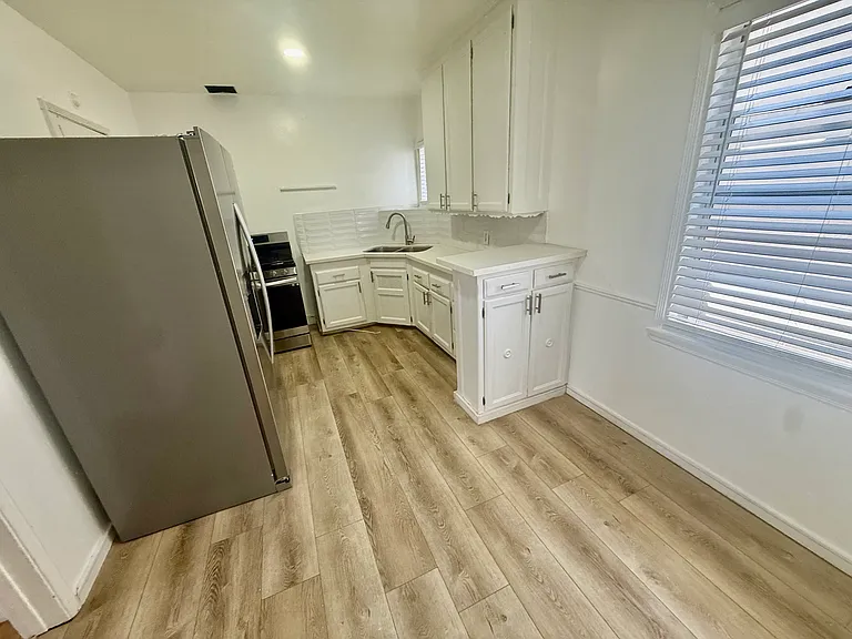1152 Menlo Ave #1/2 — Photo 5