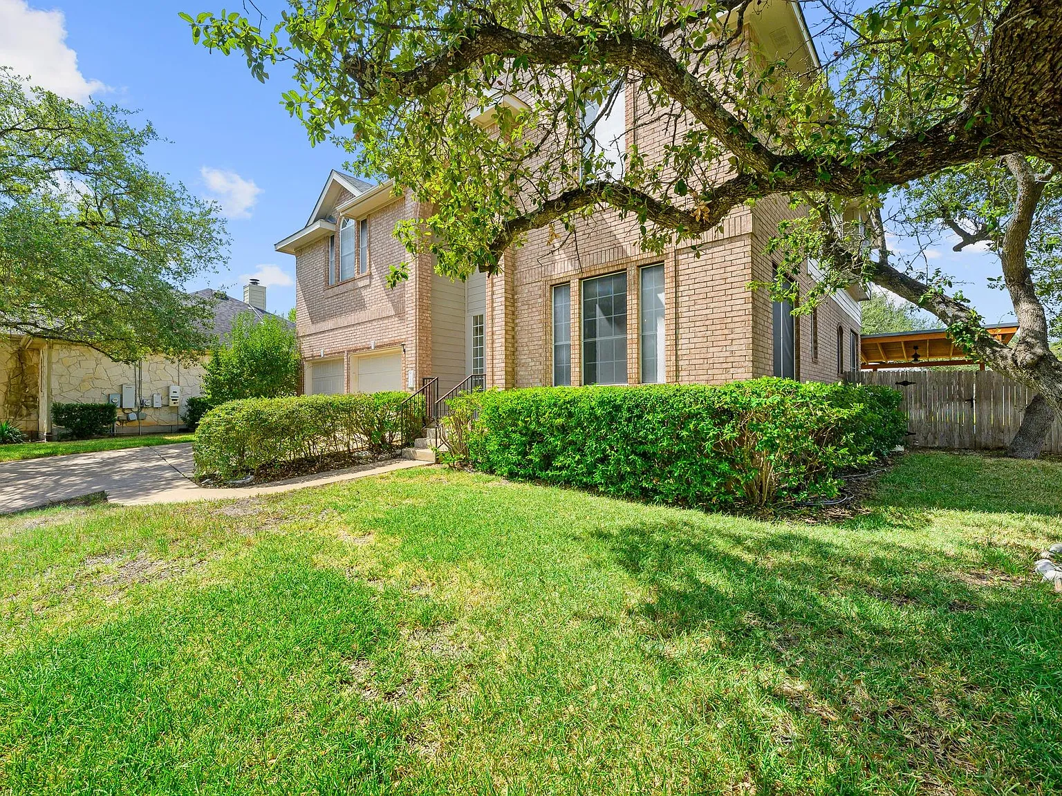 4 bed, 3.0 bath, 2840 sqft, $3,500 — Photo 2