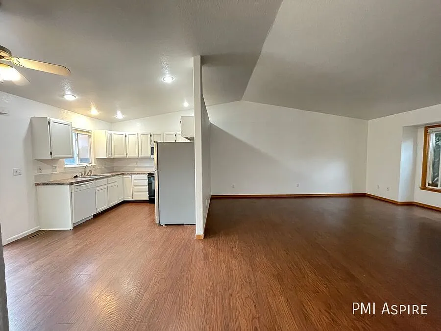 Single Family 3 Bedroom 2 Bathroom Home — Photo 4