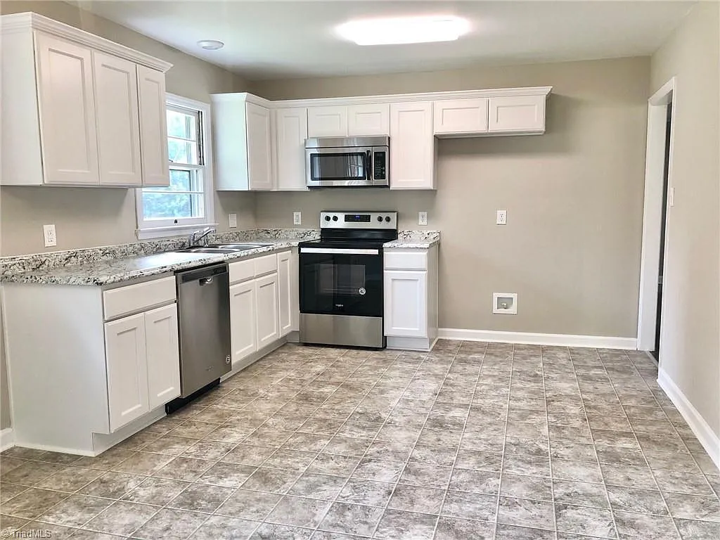 3 bed, 2100 sqft, $1,750 — Photo 3