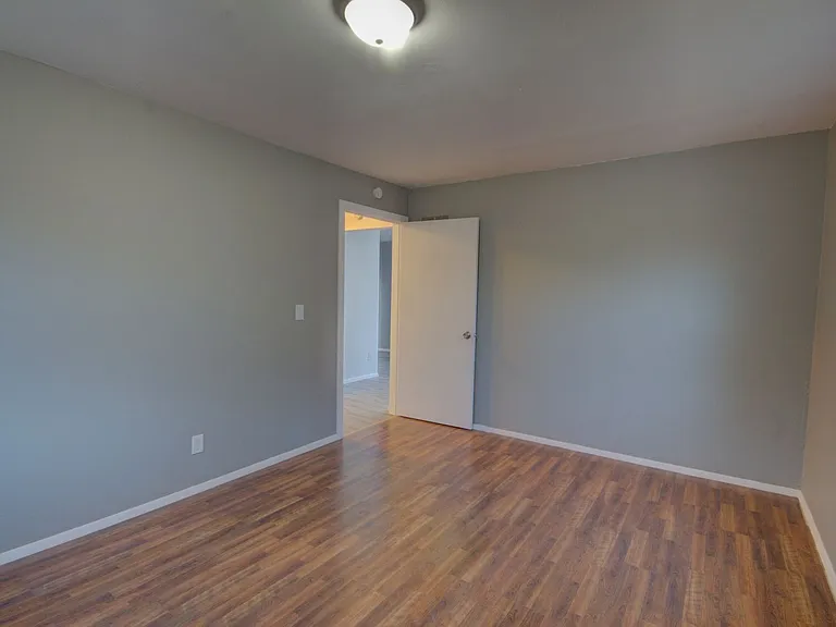 1105 Tremont Ave — Photo 6