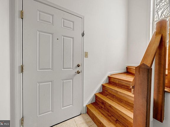 3rd image of 10147 Oakton Terrace Rd