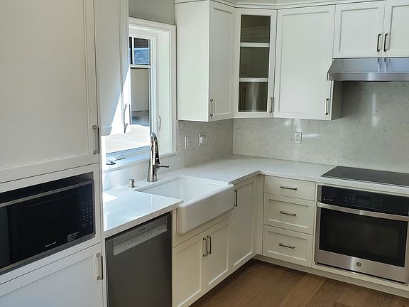 Kitchen with dishwasher, microwave, cooktop and oven