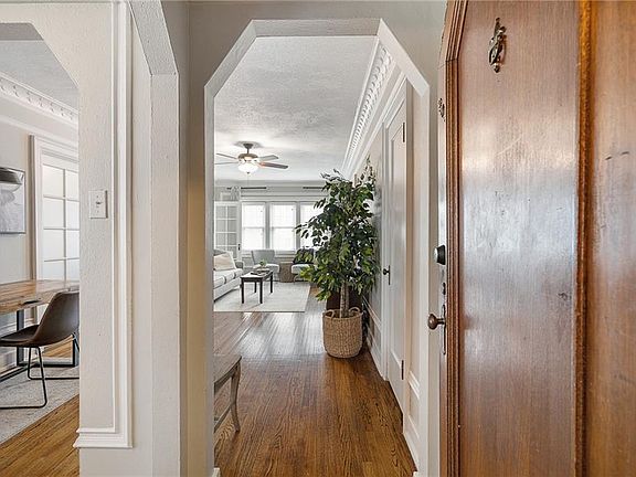 5th image of 807 W 48th St APT 204