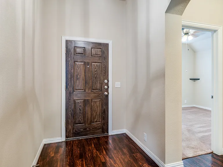 4920 Lemon Grove Dr — Photo 2