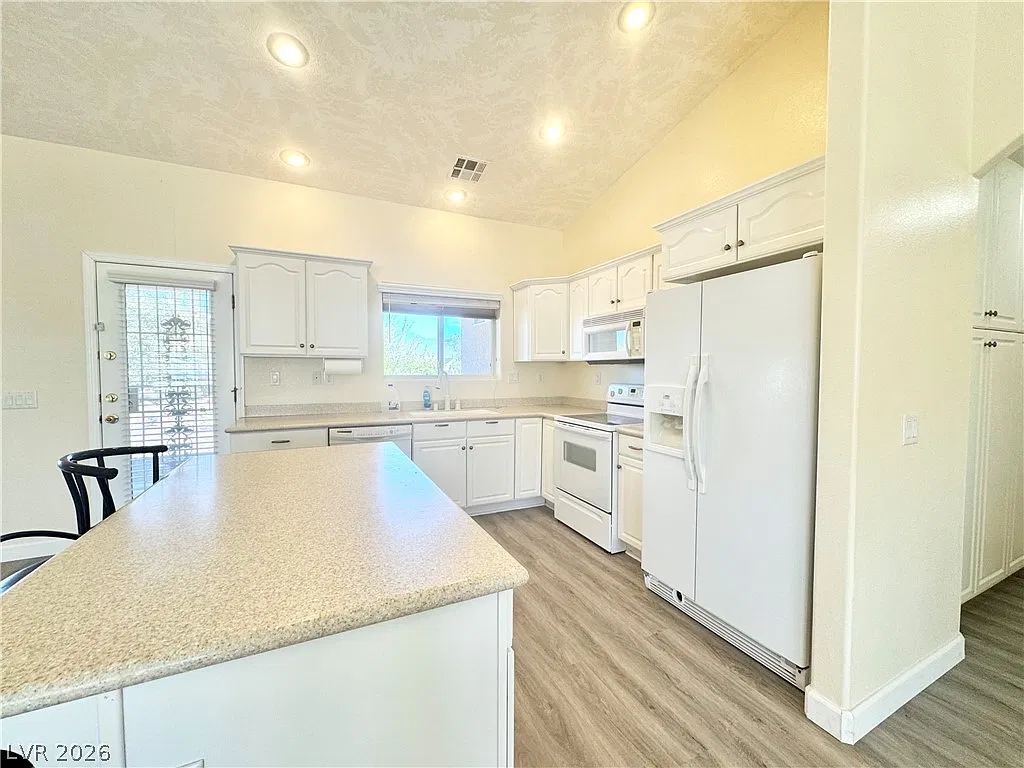 3 bed, 2.0 bath, 1744 sqft, $2,000 — Photo 3