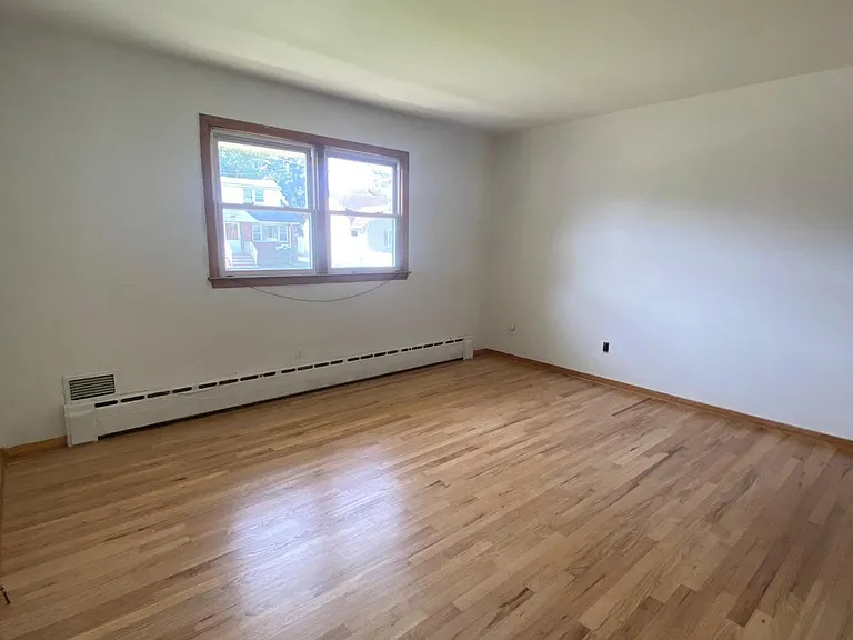 100 E 7th St #1 — Photo 11