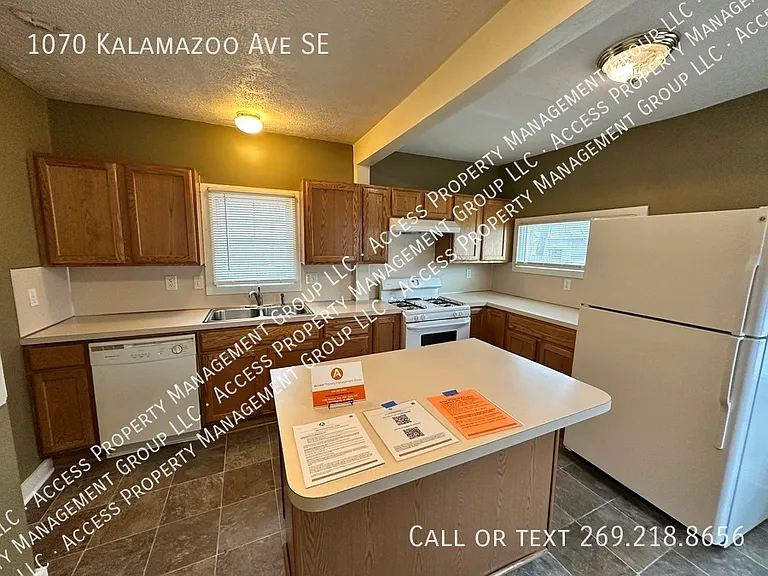 1070 Kalamazoo Ave SE — Photo 13