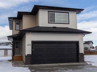256 S Augustus Way, Penhold, AB T0M1R0