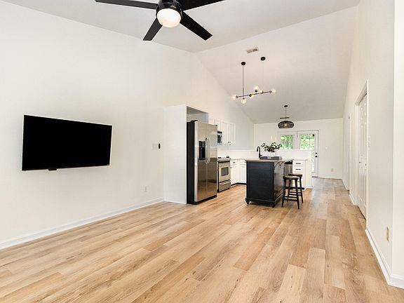 5th image of 17 Crystal Oaks Ct
