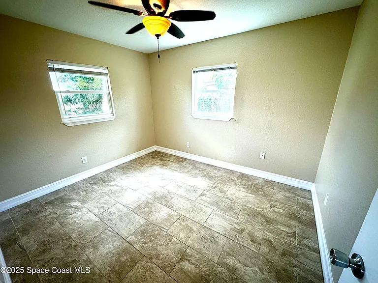 230 Crown Blvd — Photo 12