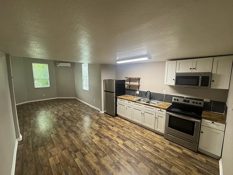 401 W Elmira St #102 — Photo 1