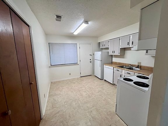 3rd image of 617 Clay St #3