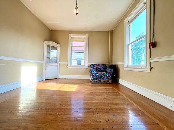 2nd image of 162 Academy Ave #2B