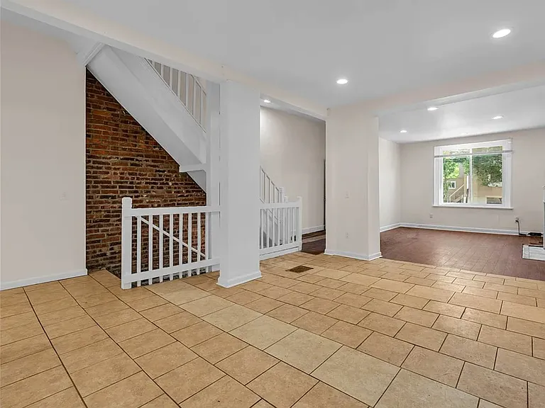 340 Ophelia St — Photo 4