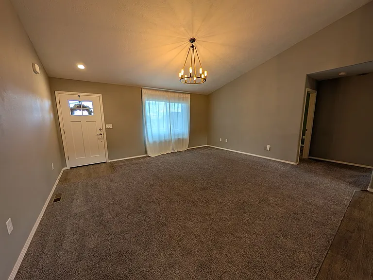 1724 Pioneer Dr — Photo 15