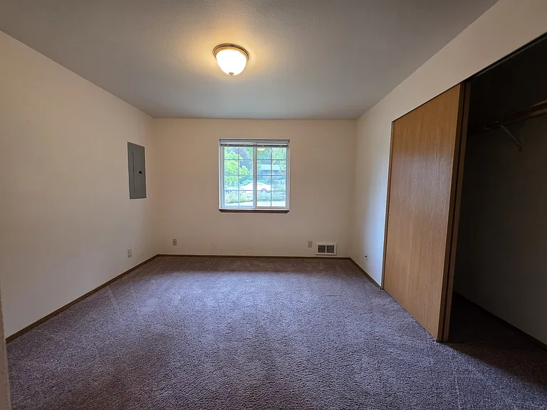 384 Selkirk Dr — Photo 22