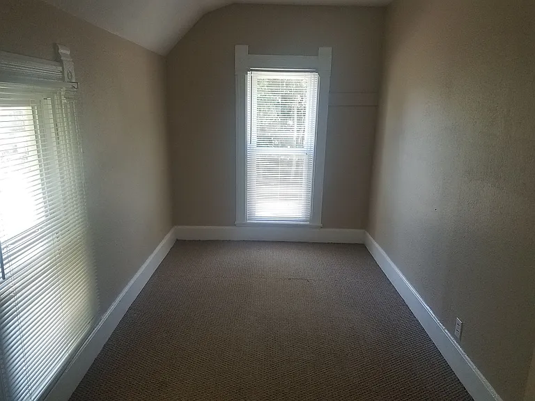 916 N Hill St — Photo 12