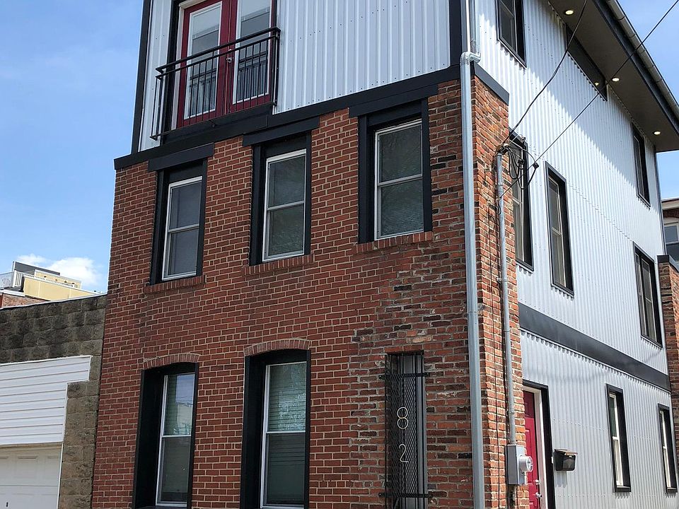 Modern 3-story house conveniently located in the Southside F