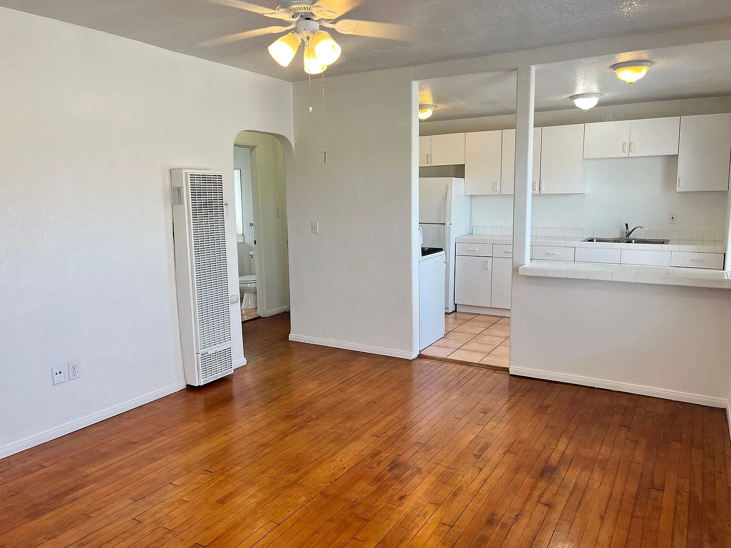 1BR 1BA Point Loma Apartment - Fresh Paint, New Fridge and Stove, One Assigned Parking Spot, Wash... — Photo 2