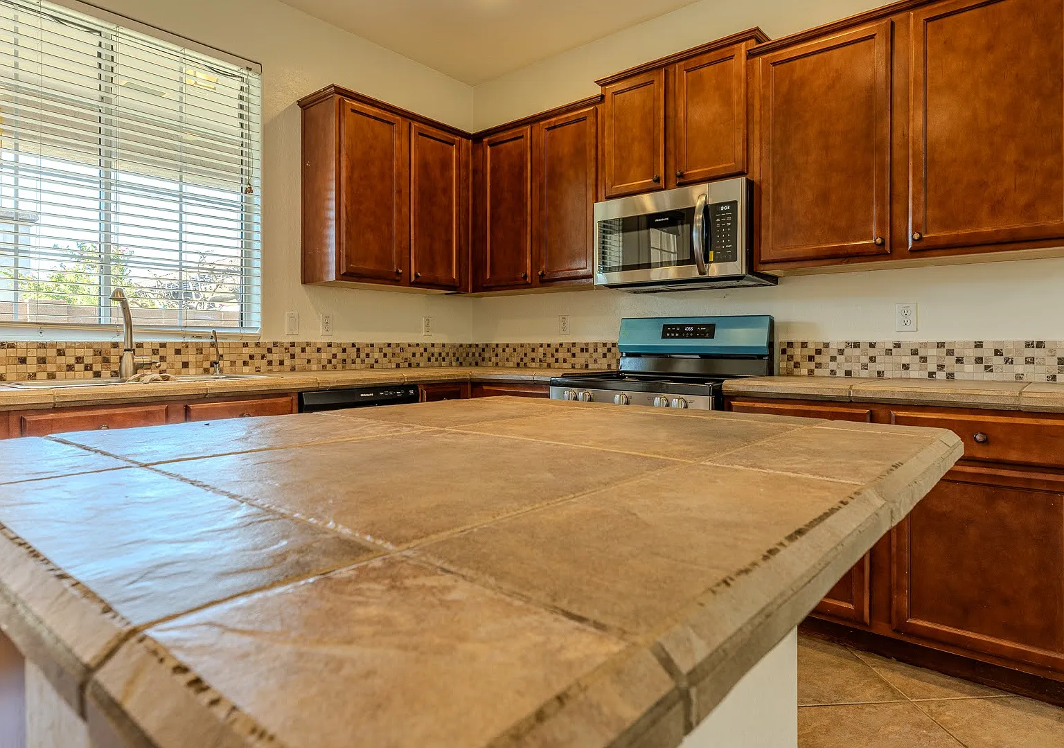 2051 E Carla Vista Dr — Photo 4