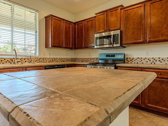 4th image of 2051 E Carla Vista Dr