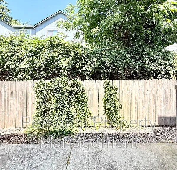855 NW Ivy St — Photo 28