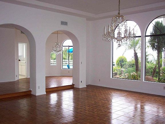 Looking 2 Dining Room