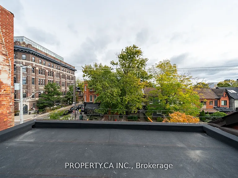 180 Dovercourt Rd #UPPER — Photo 19
