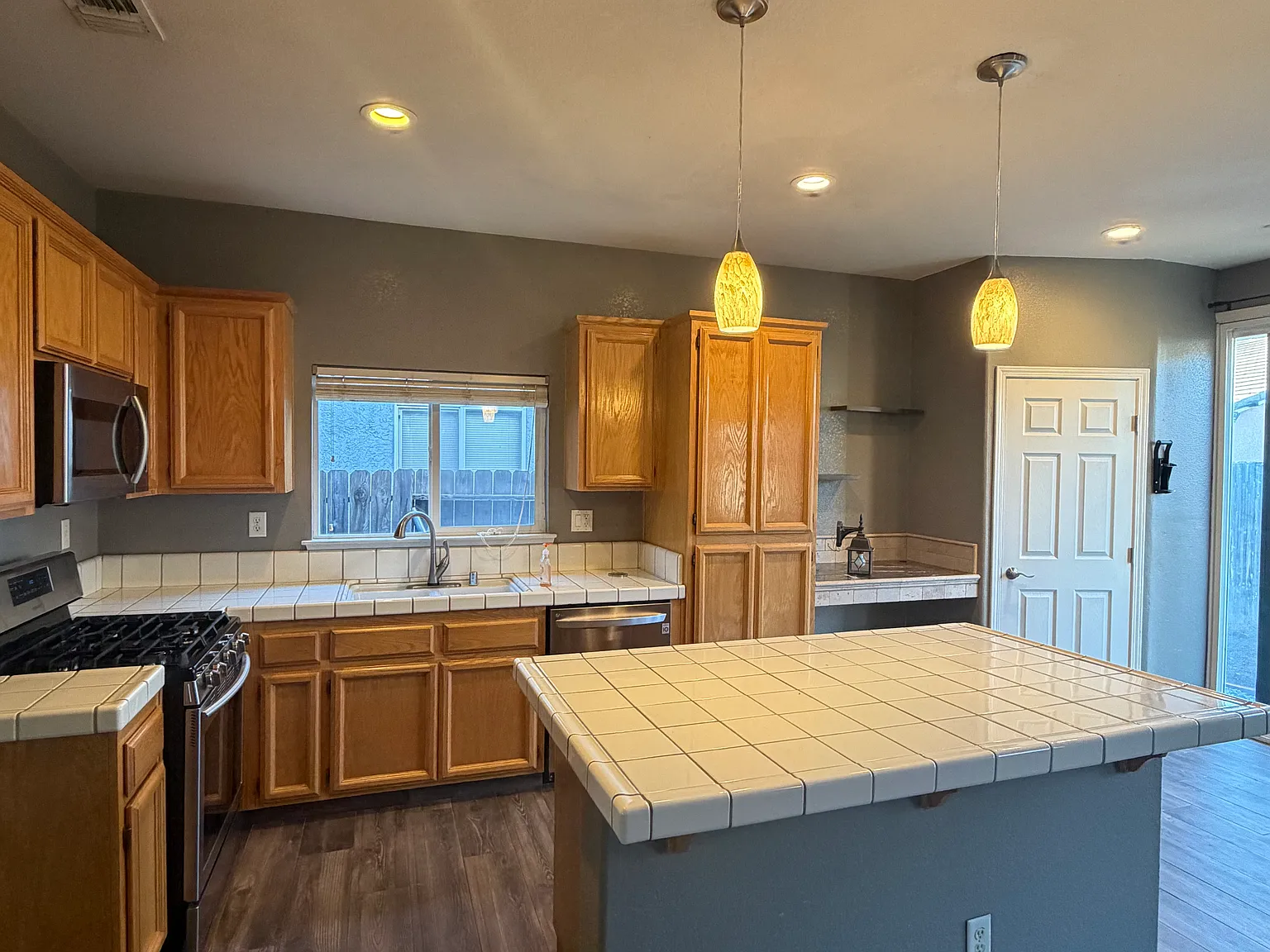 3 bed, 1683 sqft, $2,500 — Photo 3