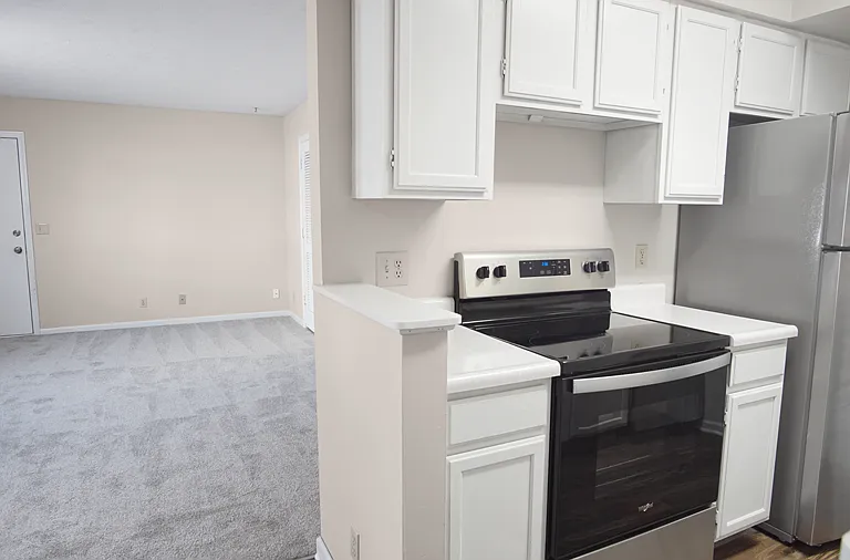 111 E Westplains Rd — Photo 27